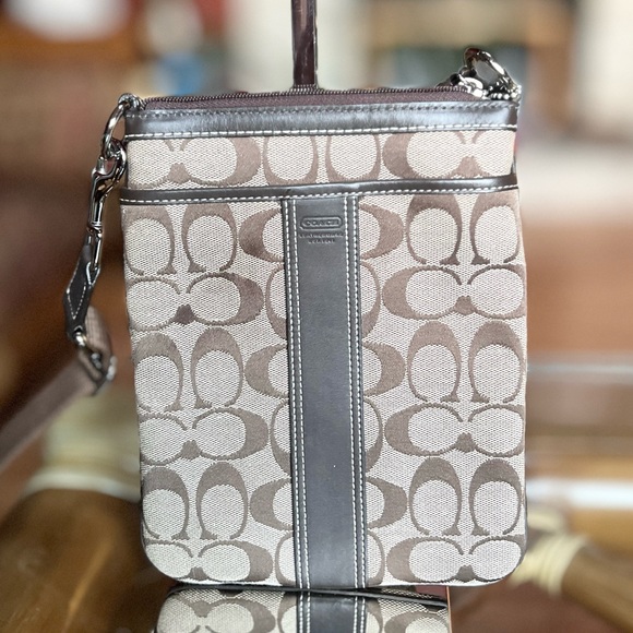 Coach Signature Crossbody Like New - Picture 2 of 7